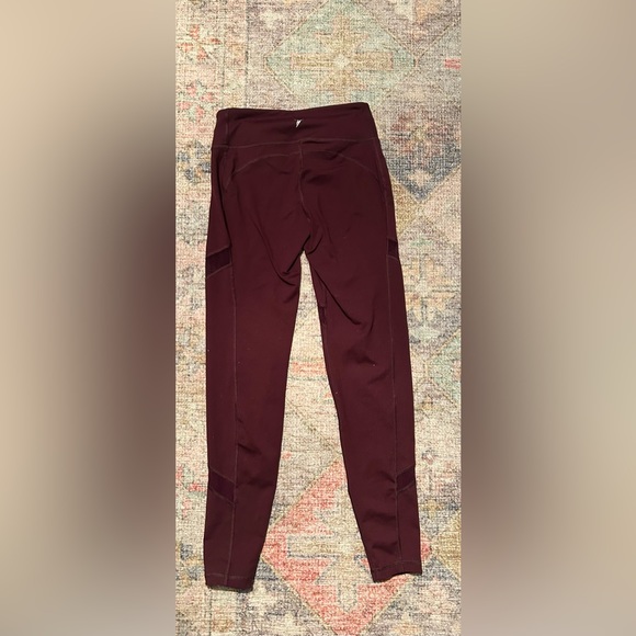 EUC Old Navy mid ride compression leggings with mesh panel detail - Picture 2 of 2